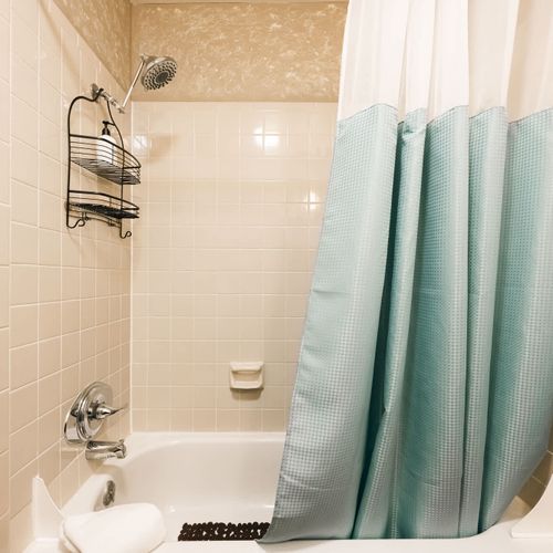 Full bahtroom with tub/shower combo
