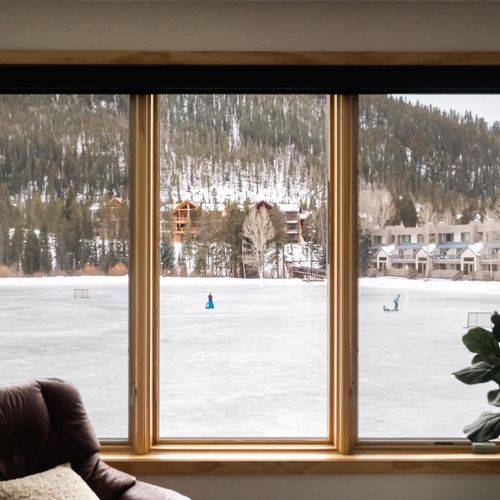 Living room overlooks Keystone Lake