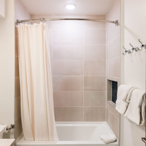 2nd bathroom with shower/tub combo