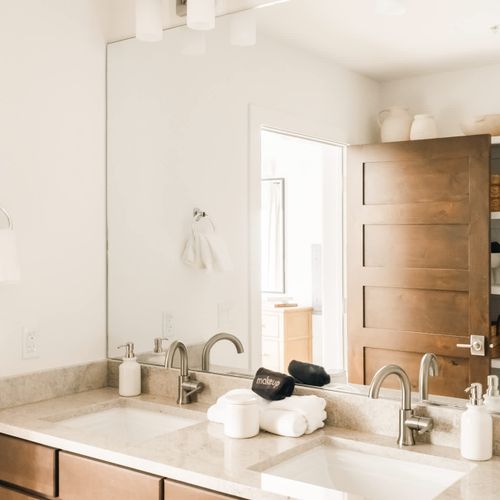 En suite bathroom with dual vanity