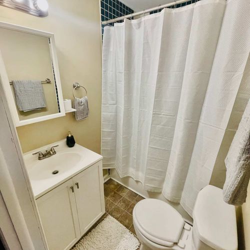 Full bathroom upstairs in between the 3 bedrooms