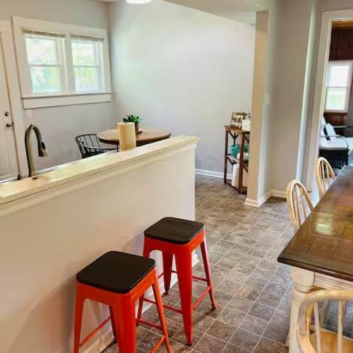 We have plenty of seating for 8 guests here at the Farmhouse!