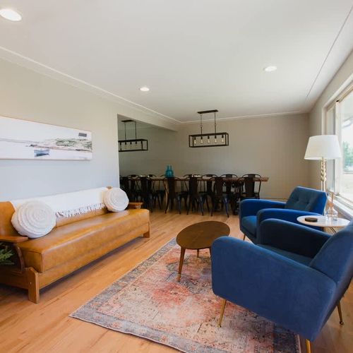 Entryway seating area