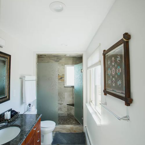 Full bathroom 1, en suite to bedroom 1