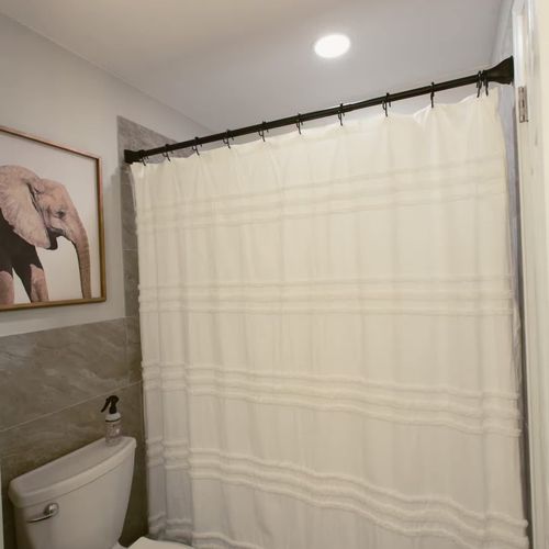 Full bathroom 2 has a shower/tub combo