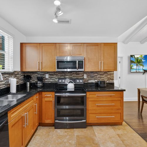 Make the most out of your stya with this fully equipped and open kitchen.