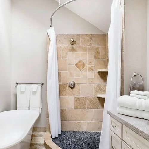 Primary en suite bathroom