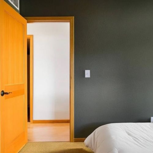 Main level bedroom with 2 twin beds