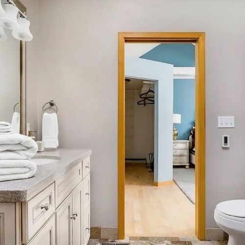 Primary en suite bathroom and walk-in closet