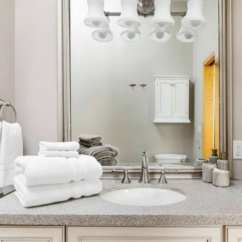 Primary en suite bathroom