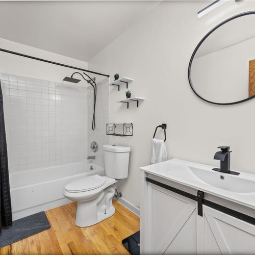 En suite full bathroom