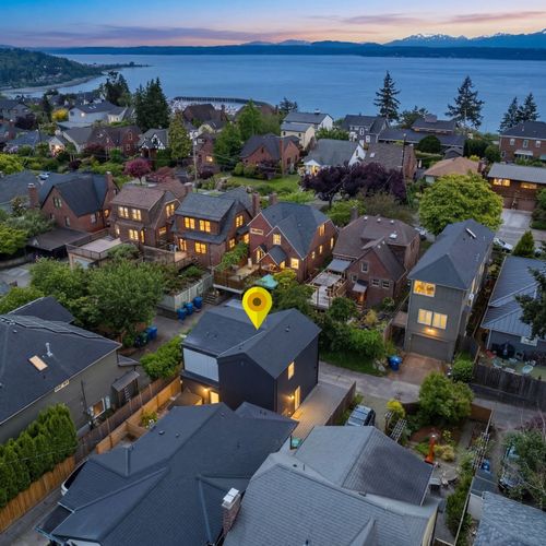 Minutes from Sunset Hill Park and Golden Gardens.