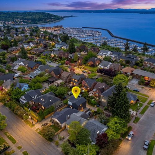 Minutes from Sunset Hill Park and Golden Gardens.