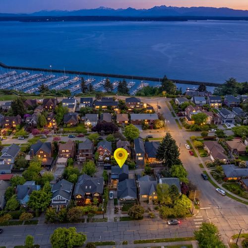 Minutes from Sunset Hill Park and Golden Gardens.