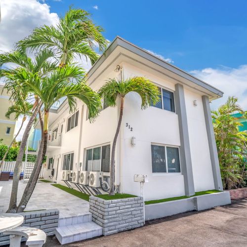 Welcome to Hollywood Beachside!