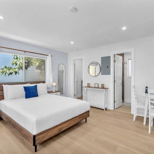 Enjoy a bright studio space with a comfortable bed, clean linens, and a spacious closet, ideal for relaxing after beach days at nearby Hollywood Beach.