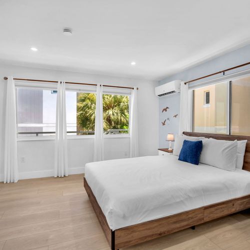 Enjoy a bright studio space with a comfortable bed, clean linens, and a spacious closet, ideal for relaxing after beach days at nearby Hollywood Beach.