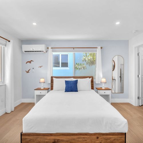 Enjoy a bright studio space with a comfortable bed, clean linens, and a spacious closet, ideal for relaxing after beach days at nearby Hollywood Beach.