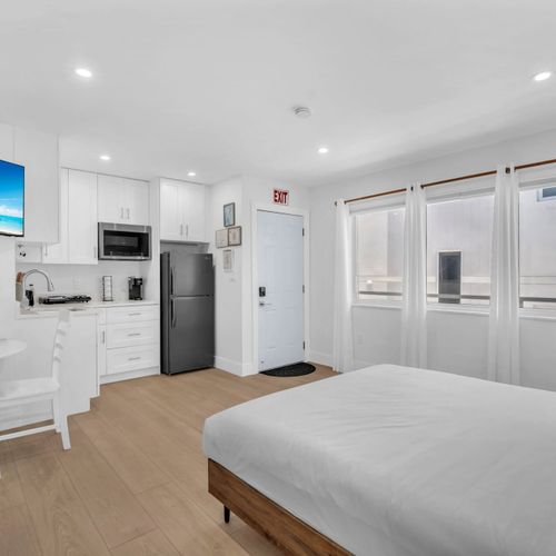 Enjoy a bright studio space with a comfortable bed, clean linens, and a spacious closet, ideal for relaxing after beach days at nearby Hollywood Beach.