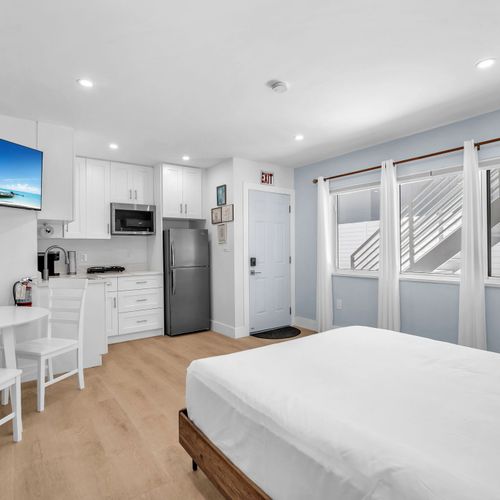 Enjoy a bright studio space with a comfortable bed, clean linens, and a spacious closet, ideal for relaxing after beach days at nearby Hollywood Beach.