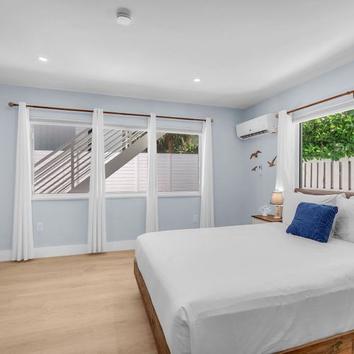 Enjoy a bright studio space with a comfortable bed, clean linens, and a spacious closet, ideal for relaxing after beach days at nearby Hollywood Beach.