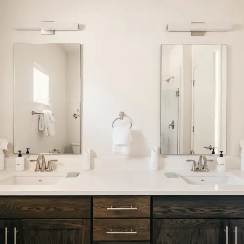 Primary en suite bathroom