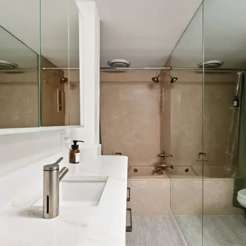 A fresh bathroom setup that keeps things easy