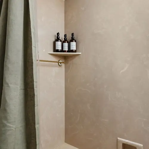 A fresh bathroom setup that keeps things easy