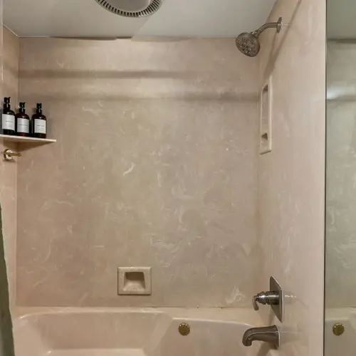 A fresh bathroom setup that keeps things easy