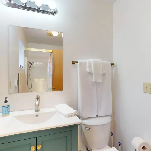 Plush towels and thoughtful bath essentials add a little extra comfort.