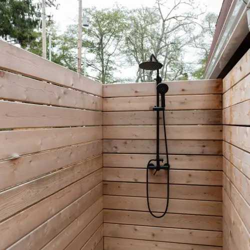 A convenient rinse-off spot after a relaxing soak.