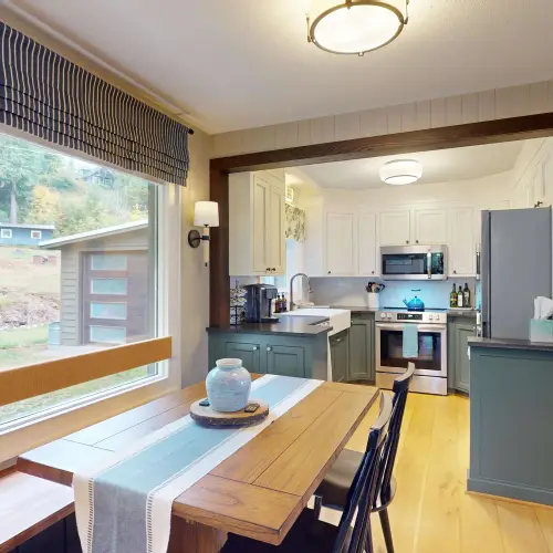 Prepare a meal, pour a drink, and gather around the table without missing a moment.