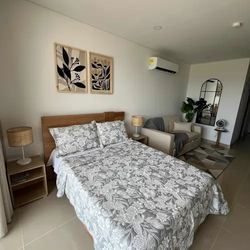 Double bed with bedside lamps and art details