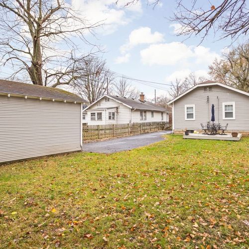 Outdoor Oasis: Enjoy peaceful moments in our spacious fenced yard, ideal for relaxing get-togethers!