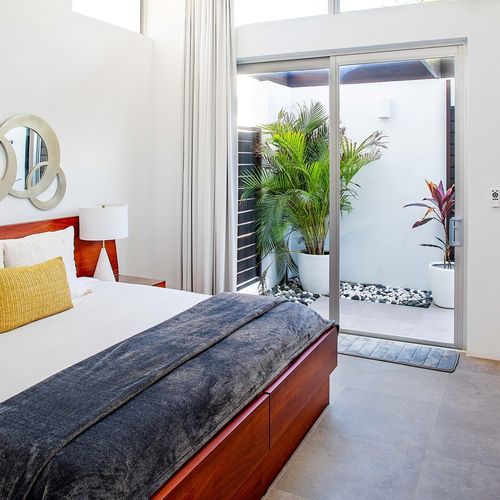 2nd room: 1 king size bed pr 2 twins beds with ensuite and outdoor shower