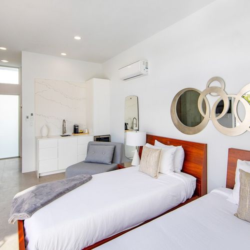 4th room: 1 king size bed or 2 twins beds, with ensuite and large shower