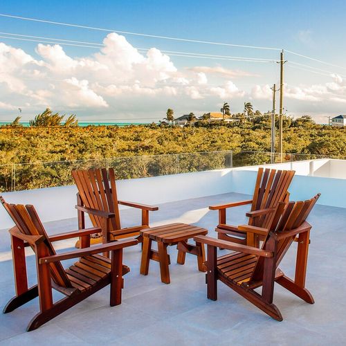 Nice ocean view from the 2 rooms upstairs