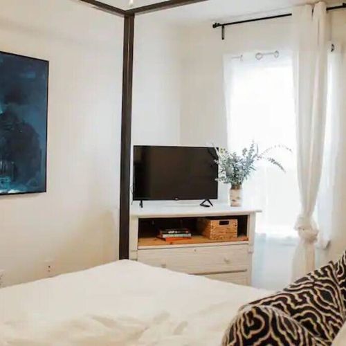 Feel instantly at ease in our aesthetically decorated bedroom, carefully designed to create an inviting atmosphere. Immerse yourself in comfort with clean, freshly laundered sheets and linens, along with soft pillows, ensuring a restful and stay.
