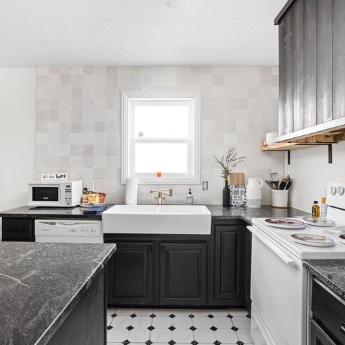 Be impressed by our vibrant and fully-equipped kitchen – a clean haven that awaits your culinary creativity. With basic cooking essentials and appliances at your fingertips, feel at home as you create delightful meals during your stay.