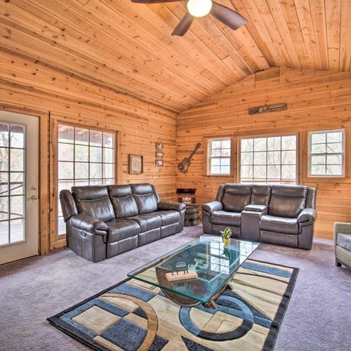 Living Room | 1st Floor | Smart TV | Free WiFi | Central A/C & Heating