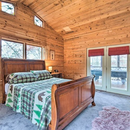 Bedroom 1 | Queen Bed | 1st Floor | Smart TV | Washer & Dryer