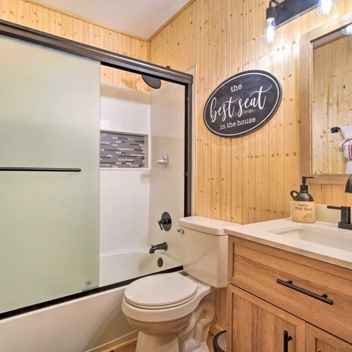 Full Bathroom | 1st Floor | Complimentary Toiletries | Towels Provided