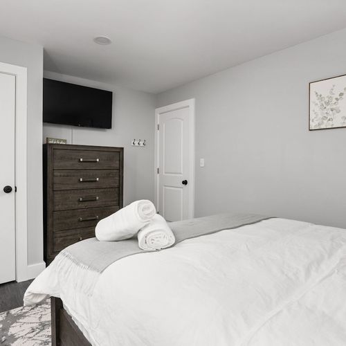 Discover the allure of our opulent bedroom, boasting a plush bed, soft pillows, and fresh, clean for a welcoming and relaxing atmosphere. Every detail has been carefully arranged to guarantee a comfortable and delightful stay.