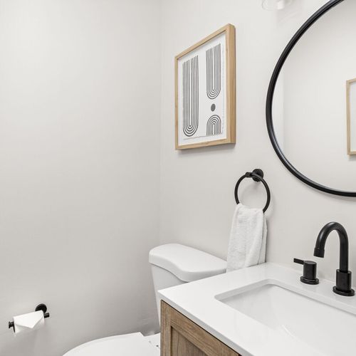 Our meticulously clean bathroom awaits you with fresh towels, a splendid mirror, and all the essential toiletries for a perfect and wonderful stay.