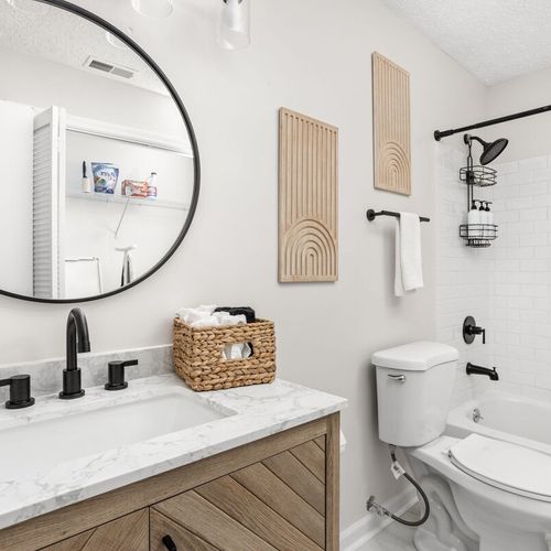 Discover our meticulously clean bathroom, complete with fresh towels, a splendid mirror, bathtub, shower, and all the essential toiletries for a perfect and wonderful stay.