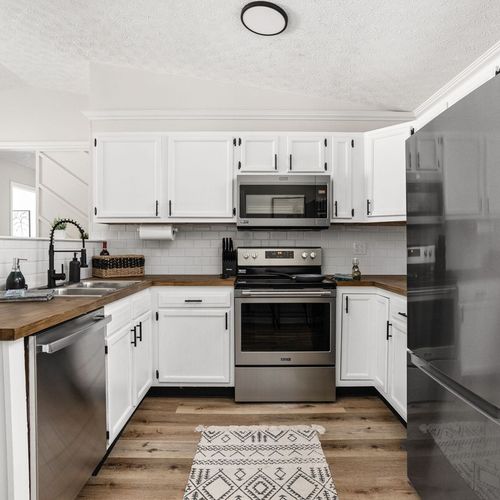 Our kitchen is not only clean and beautiful but also fully equipped with cooking essentials and appliances. We invite you to make the most of it and enjoy preparing your favorite meals during your stay.
