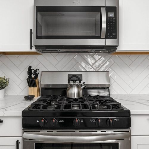 Our kitchen is fully equipped with a range, kettle, microwave, and a set of knives, ensuring you have everything you need for your culinary endeavors.