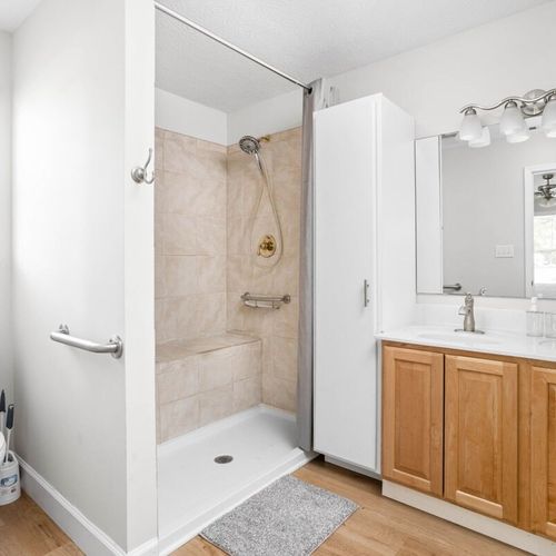Impeccably clean, and fully equipped bathroom designed for your utmost comfort. All essential amenities are thoughtfully provided for your convenience.