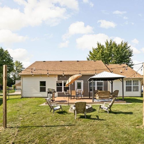 Our house comes with a spectacular grand view that greets you right from the entrance. Get ready to be captivated!