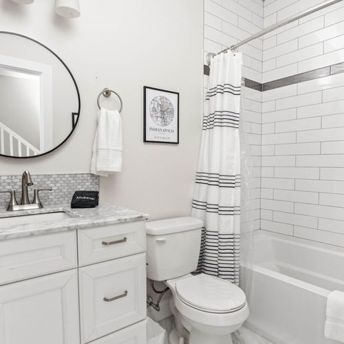Indulge in our full bathroom, where you'll find fresh laundered towels, a clean mirror, and complimentary shampoo, conditioner, and body wash.